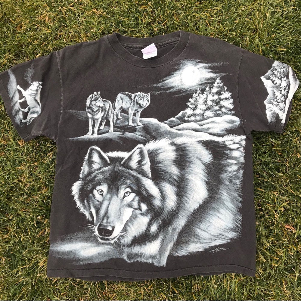 vintage wolf all over graphic tee!!